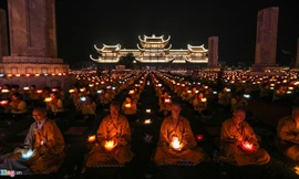 Lung linh đêm hội hoa đăng chùa Tam Chúc. Ảnh: Như Ý
