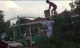 Hình ảnh cán bộ, nhân viên trung tâm tuồn quà từ thiện của trẻ khuyết tật ra ngoài. Ảnh cắt từ clip.