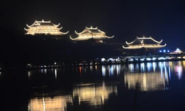 Quần thể chùa Tam Chúc lung linh về đêm. Ảnh: Minh Đức