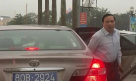 Ông Trần Hồng Quảng cùng chiếc xe BKS 80B-2924. Ảnh: Thanh Niên