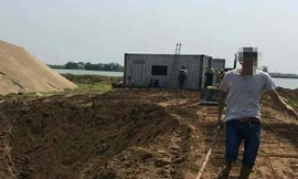 Đối tượng Nguyễn Xuân Vinh tại hiện trường. Ảnh: Thu Hằng.