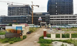 Dự án bệnh viện Sản - Nhi Vĩnh Phúc kẹp giữa các nhà máy thép. Ảnh: Mạnh Thắng