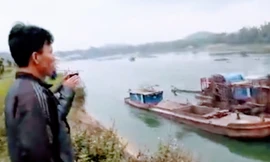 Người dân ghi hình hoạt động khai thác cát.