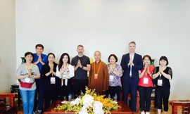 Cựu tuyển thủ Ryan Giggs đến thăm chùa Tam Chúc. Ảnh: PV