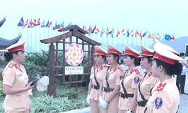 Hình ảnh nữ CSGT đã giúp du khách hạ nhiệt giữa tiết trời nắng nóng. Ảnh: Như Ý