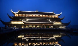 Quần thể chùa Tam Chúc, lung linh về đêm. Ảnh: Minh Đức