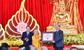 Thượng tọa Thích Nhật Từ, Phó Tổng Thư ký Ủy ban Tổ chức Quốc tế ICDV-Vesak 2019 đại diện BTC nhận kỷ niệm chương từ Hội Liên Minh Kỷ lục thế giới và Kỷ lục gia Việt Nam. Ảnh: Như Ý