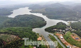 Nước sông Đà bị đầu độc bằng dầu thải.