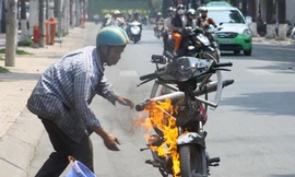 Xe máy đang chạy bốc cháy