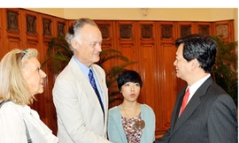 Thủ tướng Nguyễn Tấn Dũng chào mừng ông Bernard Weber sang Việt Nam dự lễ trao danh hiệu công nhận kỳ quan thiên nhiên mới của thế giới cho Vịnh Hạ Long. Ảnh: Chính phủ