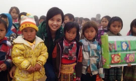 Cô giáo đi hàng trăm km mang quà tặng học sinh ngày 20/11