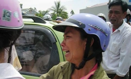 Xe Lifan lao xuống ao: Trên người bê bết máu, bùn đất