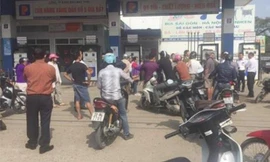 Sự việc thu hút chú ý của nhiều người dân.