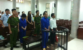 Các bị cáo nghe toà tuyên án.