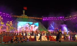 Phần biểu diễn có sự tham gia của gần 300 nghệ sĩ, diễn viên trong lễ khai mạc.