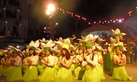 Hóa thân thành hoa tam giác mạch trên đường phố Đồng Văn.