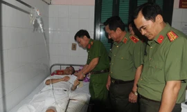 Lãnh đạo Bộ Công an thăm hỏi Trung uý Lê Văn Tuấn.