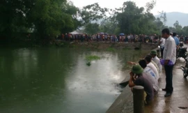 Người dân theo dõi lực lượng chức năng tìm kiếm thi thể người bị nước cuốn. Ảnh do cơ quan chức năng cung cấp.