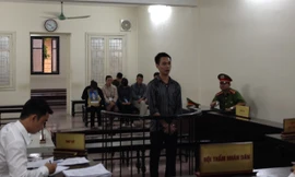 Nguyễn Vũ Hinh trước vành móng ngựa.