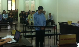 Lê Ôn Tùng cúi đầu nghe toà tuyên án.