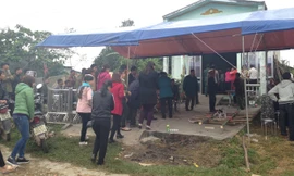 Người dân tới viếng tại đám tang các nạn nhân.