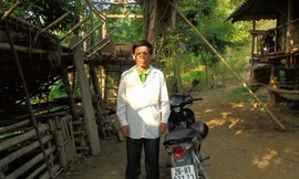 Anh Muôn đứng cạnh chiếc xe dùng để chở thi thể em gái.