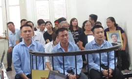 Các bị cáo trước vành móng ngựa.