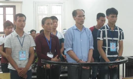 Các bị cáo trong một gia đình tại phiên toà.