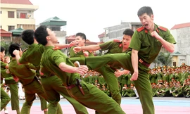 Xem lính trẻ luyện võ