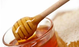 Tuyệt đối không được dùng mật ong đánh tưa lưỡi cho trẻ