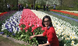 Hoàng Thùy khoe sắc bên cánh đồng hoa tulip