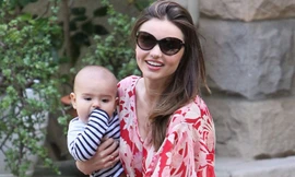 Miranda Kerr: Cho con bú vẫn đẹp như thiên thần
