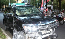 Xe Fortuner do ông Lê Tôn Thanh điều khiển bị bể nát dàn đầu sau khi gây ra vụ tông xe liên hoàn