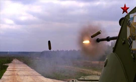 Cận cảnh xe bọc thép chở quân nhả đạn