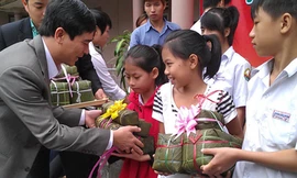 Ngày hội bánh chưng xanh vì trẻ nghèo