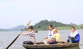 Cậu bé lớp 7 chèo thuyền đưa bạn bè tới lớp
