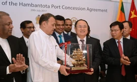 Bộ trưởng Vận tải và Cảng biển Sri Lanka Mahinda Samarasinghe trao đổi quà lưu niệm nhân lễ ký kết thỏa thuận chuyển nhượng cảng quốc tế Hambantota tại Colombo năm 2017. (Ảnh: CNN)