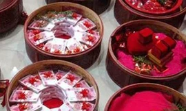 Đại gia chở hơn 100 kg tiền tặng vợ