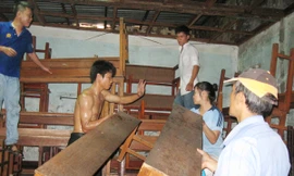 Giáo dân ở giáo xứ Xây Dựng dọn chỗ đón thí sinh Ảnh: Quang PhươngƯ