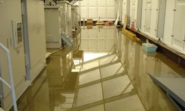 Nước nhiễm xạ rò rỉ trong tòa nhà chứa máy lọc nước. Ảnh: Tepco