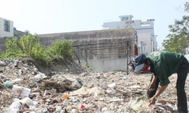 Nhiều lô đất chưa sử dụng ngập ngụa trong rác thải, xà bần trên đường Nguyễn Tất Thành Ảnh: Nguyễn Huy