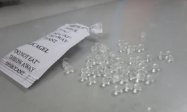 Nhiều trẻ bỏng mắt từ túi chống ẩm