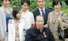 Ở Hồng Kông vào năm ngoái, “vua” sòng bạc Stanley Ho (người ngồi) đã bị chính các con đâm đơn kiện vì tranh chấp tài sản