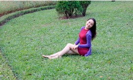 Người đẹp Đại học Thương mại trong nắng vàng, cỏ xanh