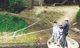 'Đu dây' qua sông Nhuệ ở Hà Nội