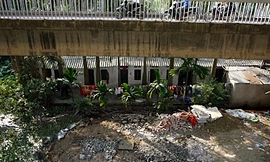 Xóm trọ 'nhảy dù' xuống chân cầu Thăng Long