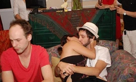 Sao Việt khóa môi giữa chốn đông người