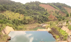 Cửa xả Thủy điện Hàm Thuận cạn trơ trong mùa khô 2010