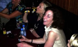 Ngoại trưởng Mỹ đi bar, uống bia