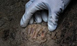 Sự thật sốc về người đàn ông màu đỏ ở 'thành phố hóa đá' 2.000 tuổi